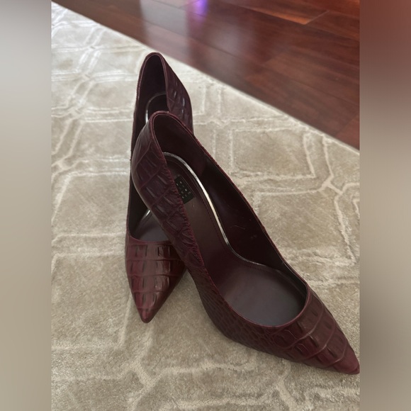 White House Black Market Burgundy Croc Embossed Heels. Brand New , never worn! - Picture 2 of 11